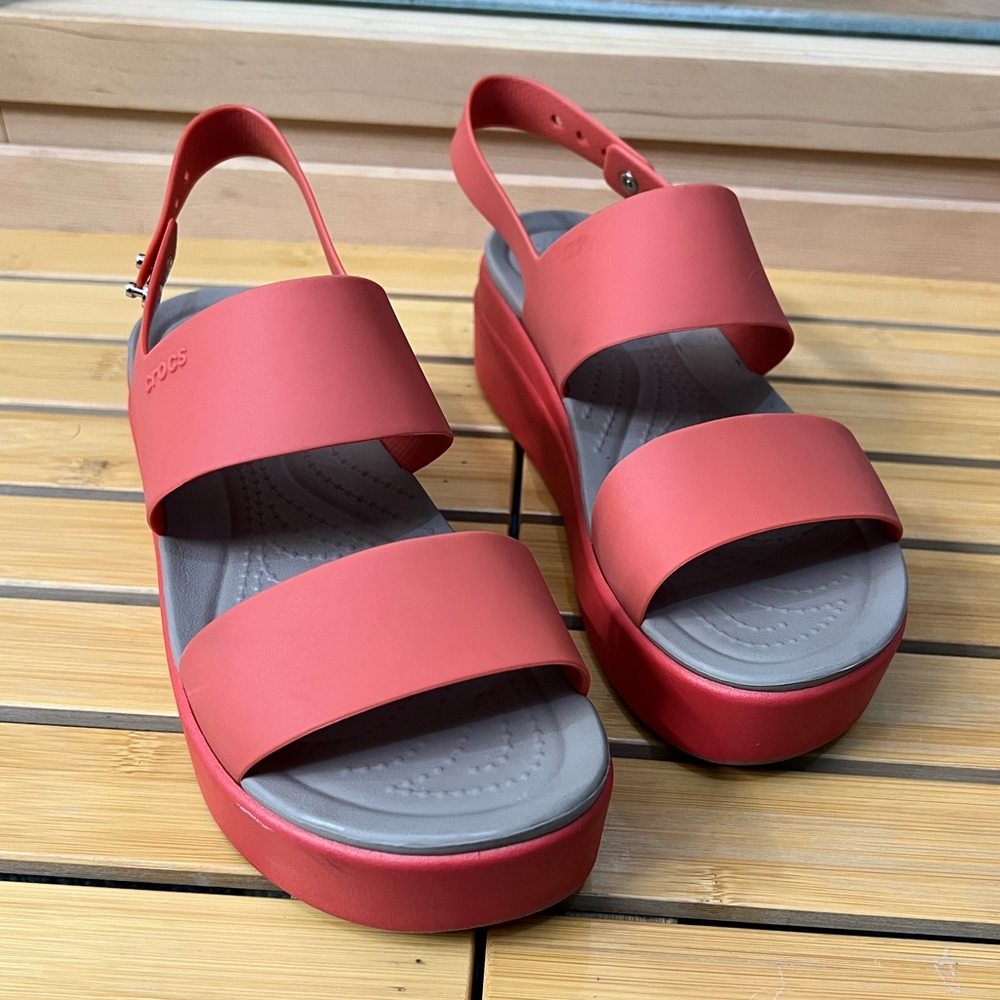 Crocs Brooklyn low wedge Coral Platform Sandals size 7 women’s